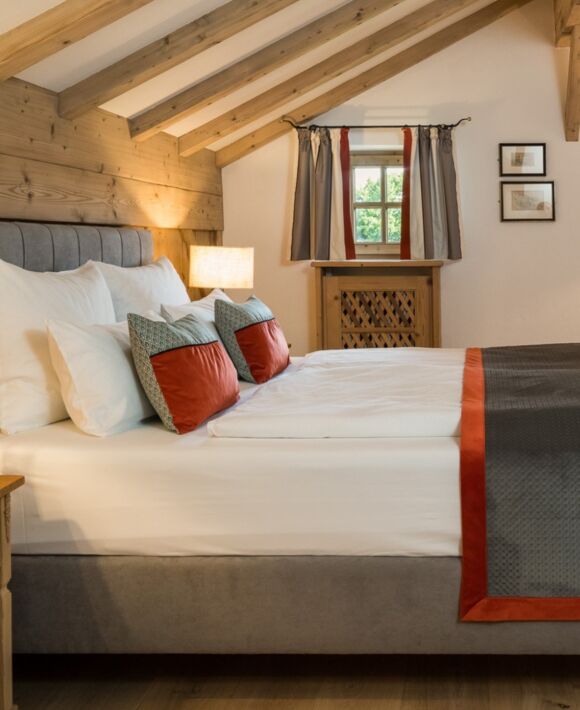 Das große und bequeme Bett in den Chiemgausuiten auf Gut Ising Hotel am Chiemsee
